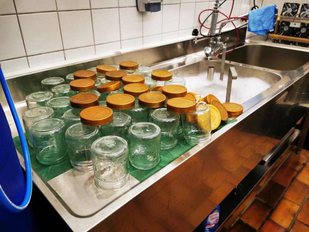 Aus dem Glasrücklauf gesammelte DIB-Gläser für die Honigspende an den Verband