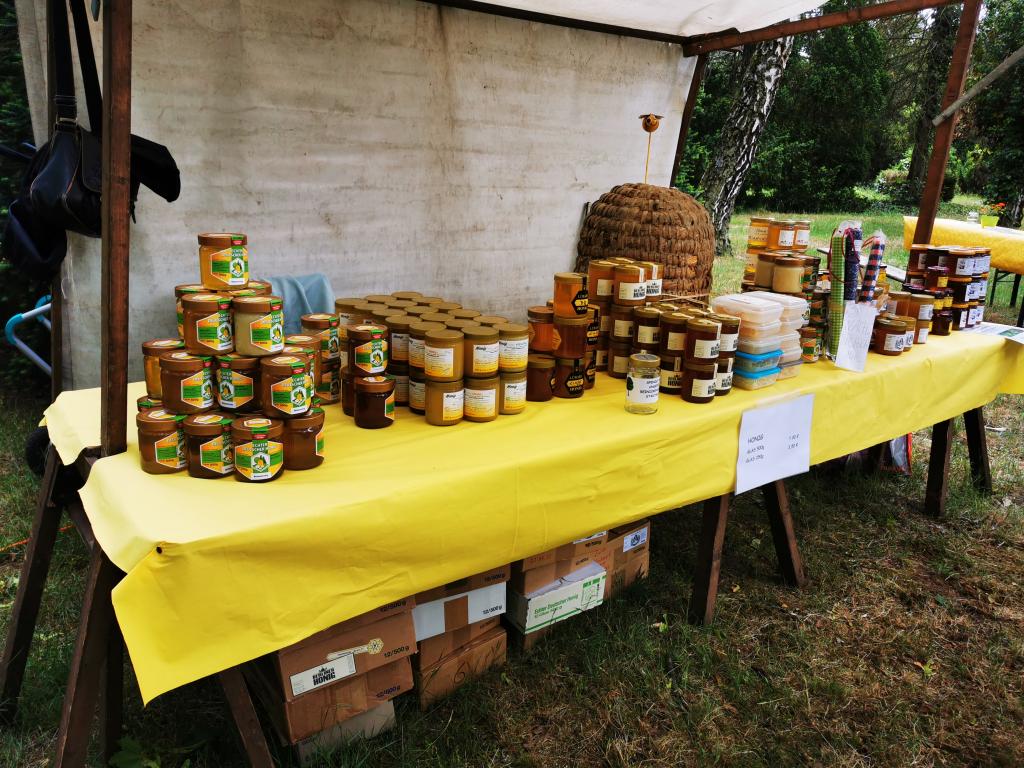 Auf dem Honigverkaufsstand wurden Honige der Vereinsmitglieder angeboten