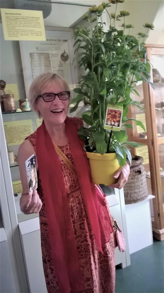 Jutta Grund, eine ehemalige Lehrerin an dieser Schule, hatte die Verbindung zu der Schule hergestellt - die AG Imkereimuseum bedankte sich mit einem Blumenpräsent!